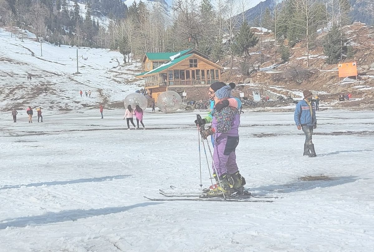 himachal tourist news: Tourists in North Portal of Atal Tunnel, had fun in SolangNala manali