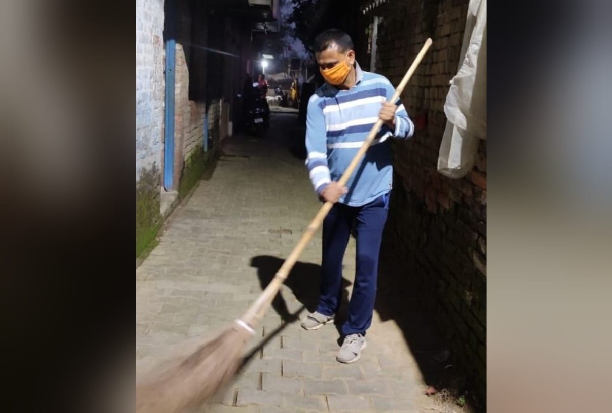 special story of hardworking teacher Manish routine starts with cleanliness