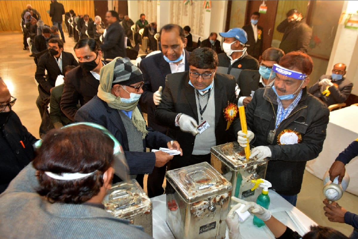 Banaras Bar Association election 75.6 percent voting the fate of 50 candidates counting today