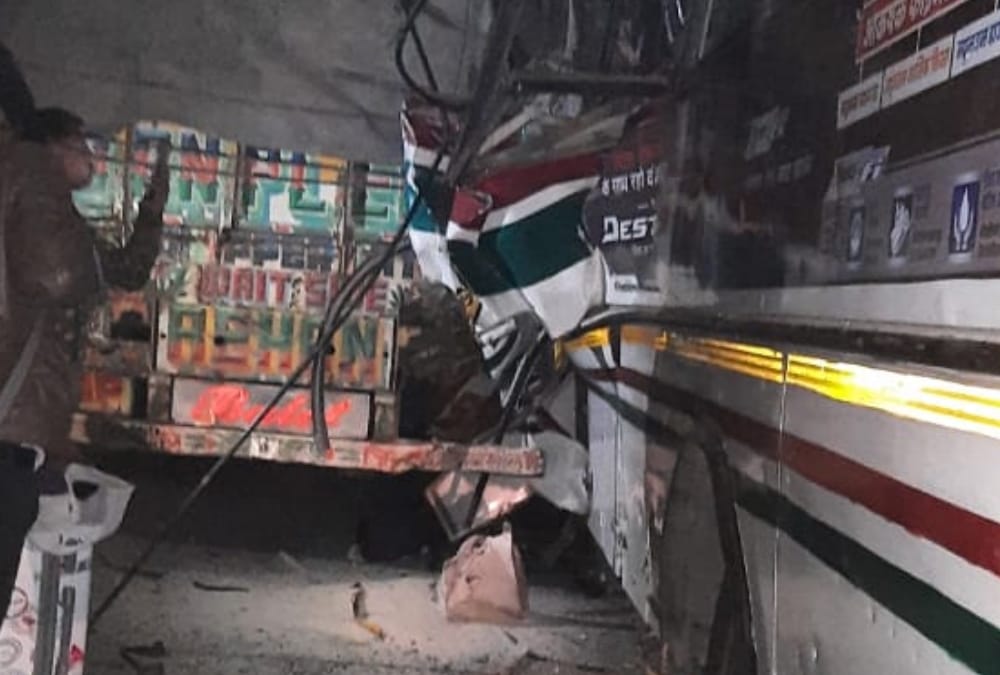 two died and many injured in an accident in barabanki.