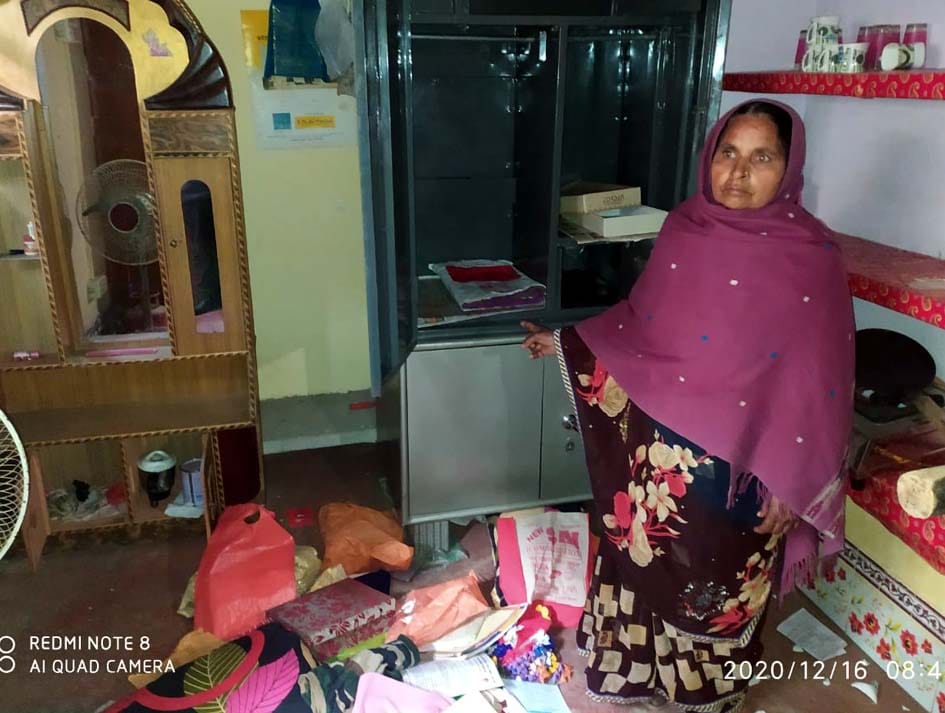 choron ne paanch gharon va ek dukaan ko banaaya nishaana, laakhon kee choree