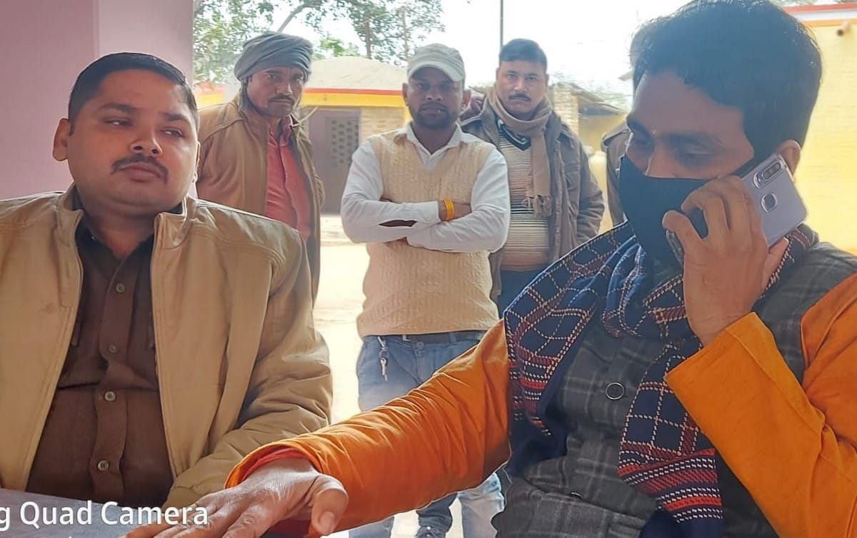 Saffron leader in police station, District General Secretary of Vishwa Hindu Mahasabha beat BJP leader in front of SO in azamgarh