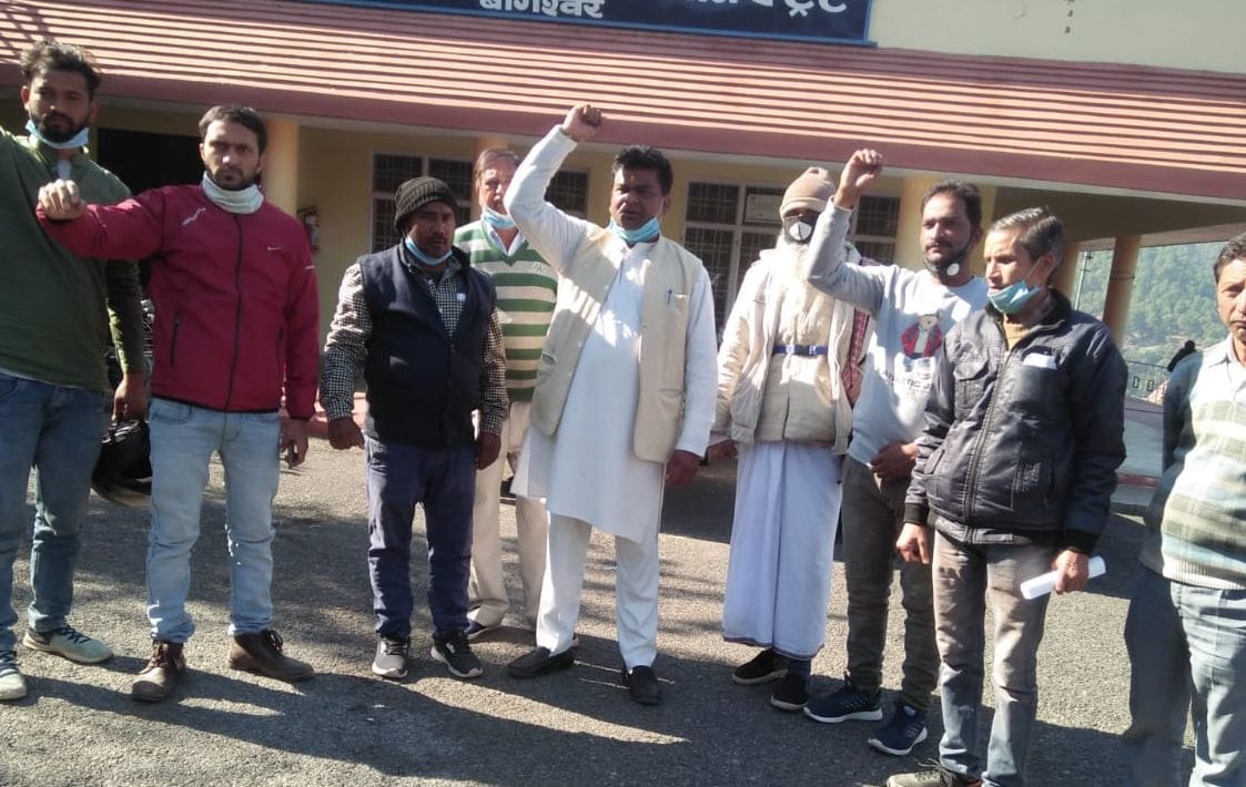 Demonstrated protest against not getting medicines in hospitals