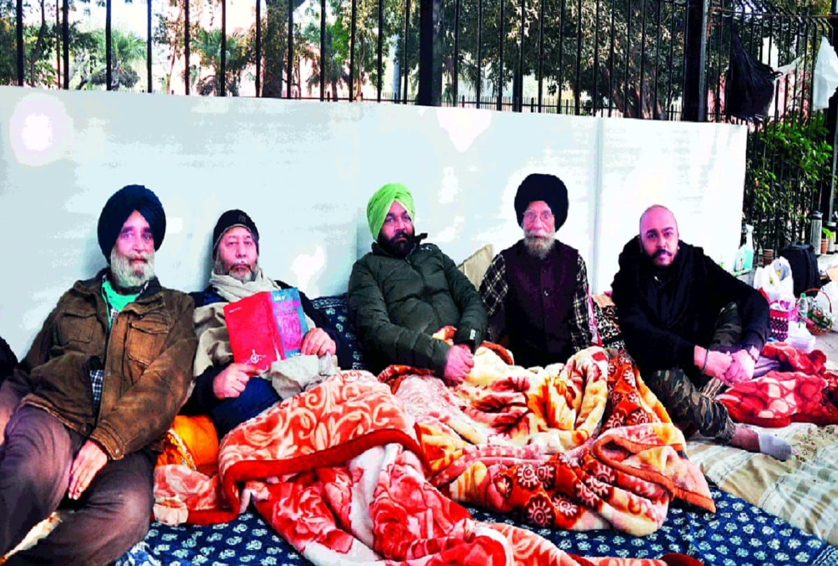 MPs protest against agricultural laws at Jantar Mantar, Amritsar MP aujla health deteriorates