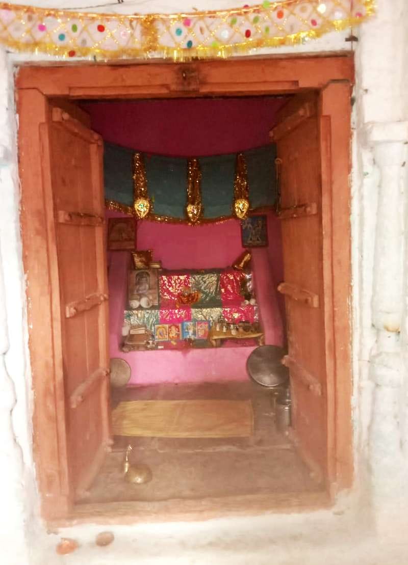 mandir se karoro ki murti chori