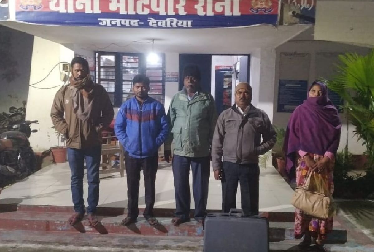 Constable returned briefcase full of money and jewelry in deoria