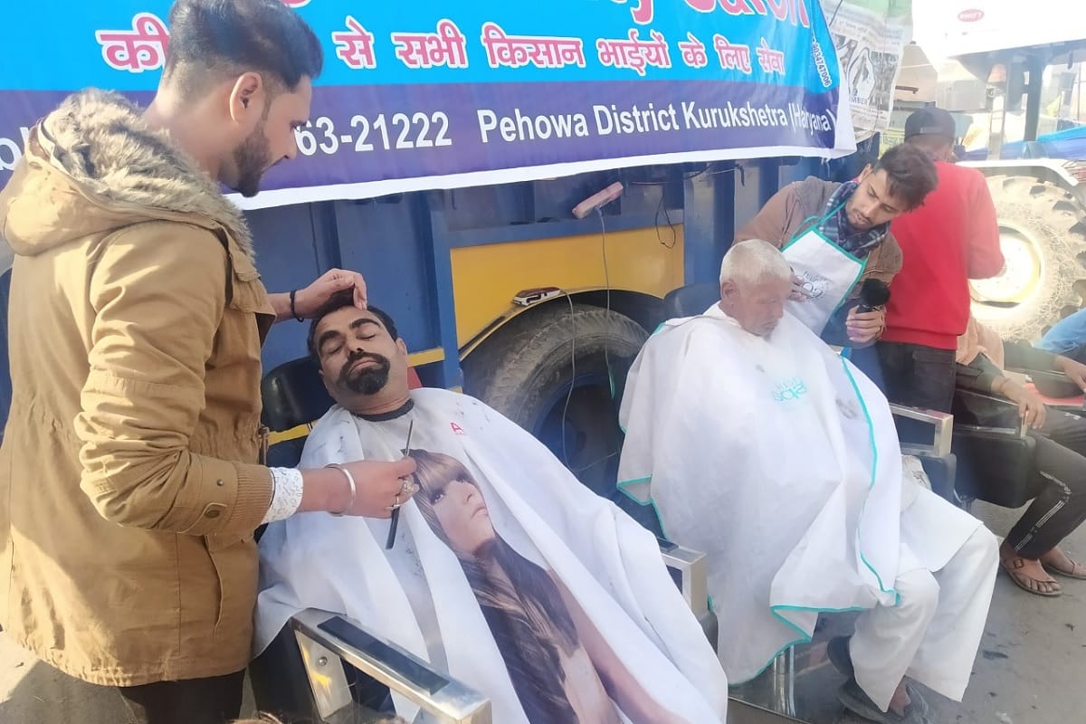 hair cutting and shaving arrangement for farmers protesting on Singhu Border