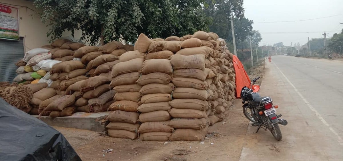 Hundreds of sacks kept outside paddy purchasing centers NH and roads built godowns in ghazipur up