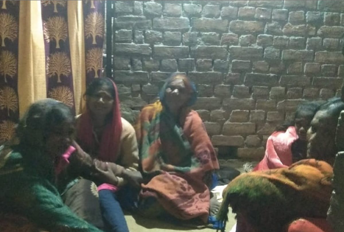 Five laborers buried under debris after warehouse wall collapses one died in gorakhpur
