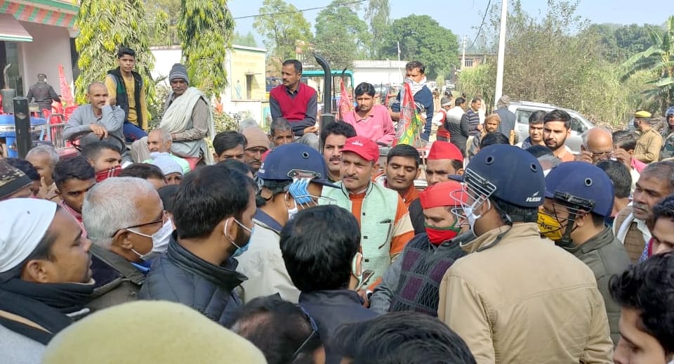 Police fights to stop SP's farmer journey