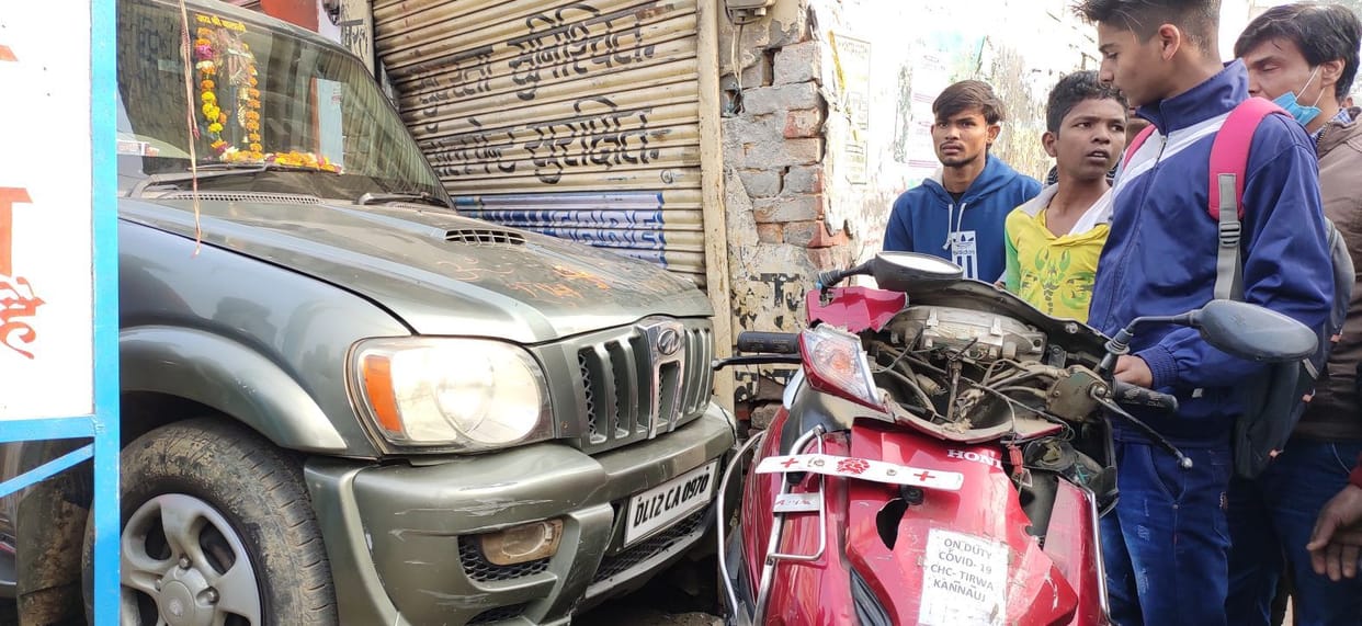 Car, wall and two vehicles entered into closed shop damaged