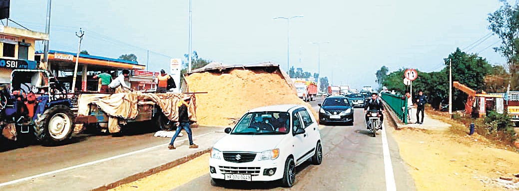 Tractor overturns on Ambala-Chandigarh highway .. Eight hours jam