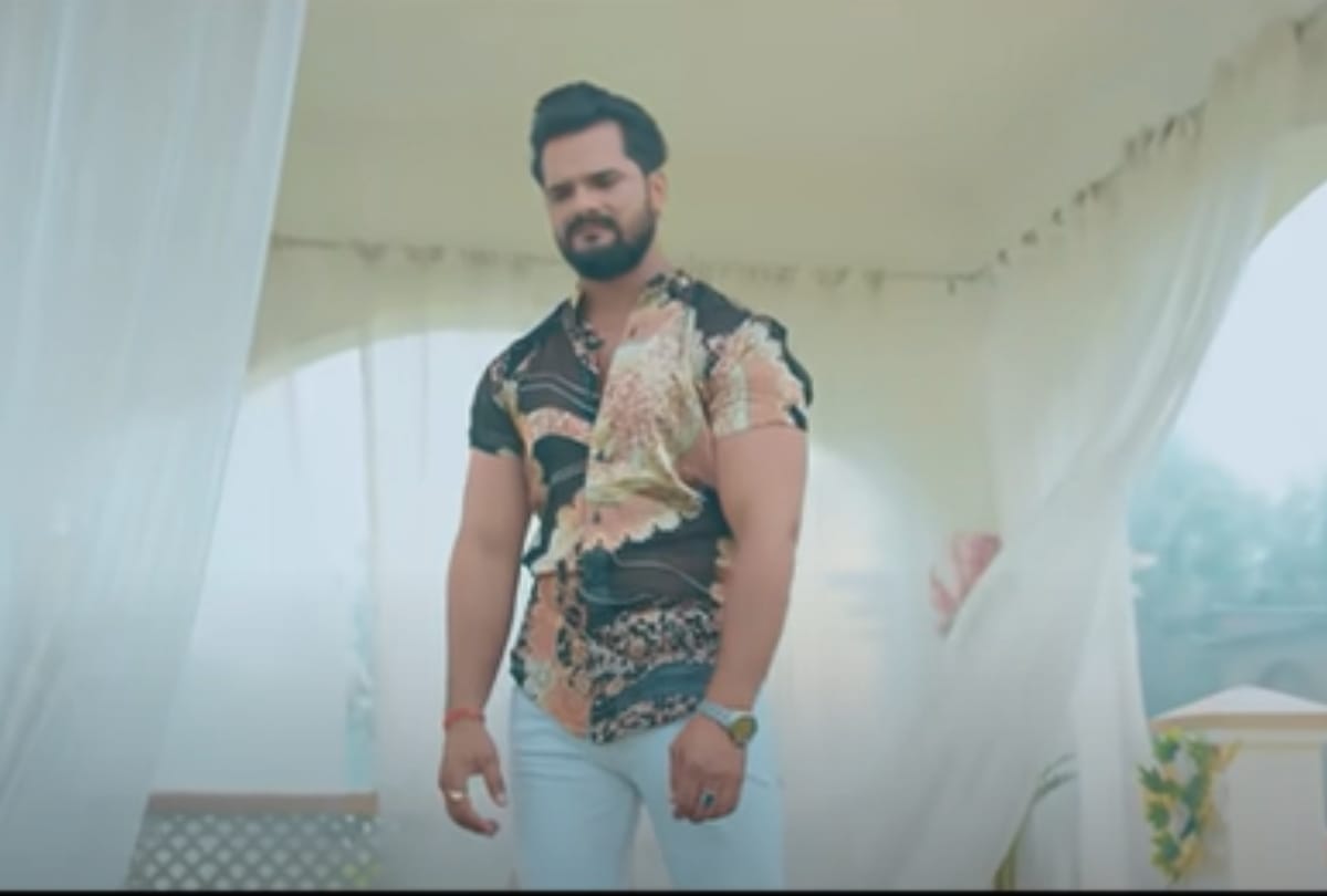 Bhojpuri artist Khesari Lal has been sued for threatening and indecency of the director