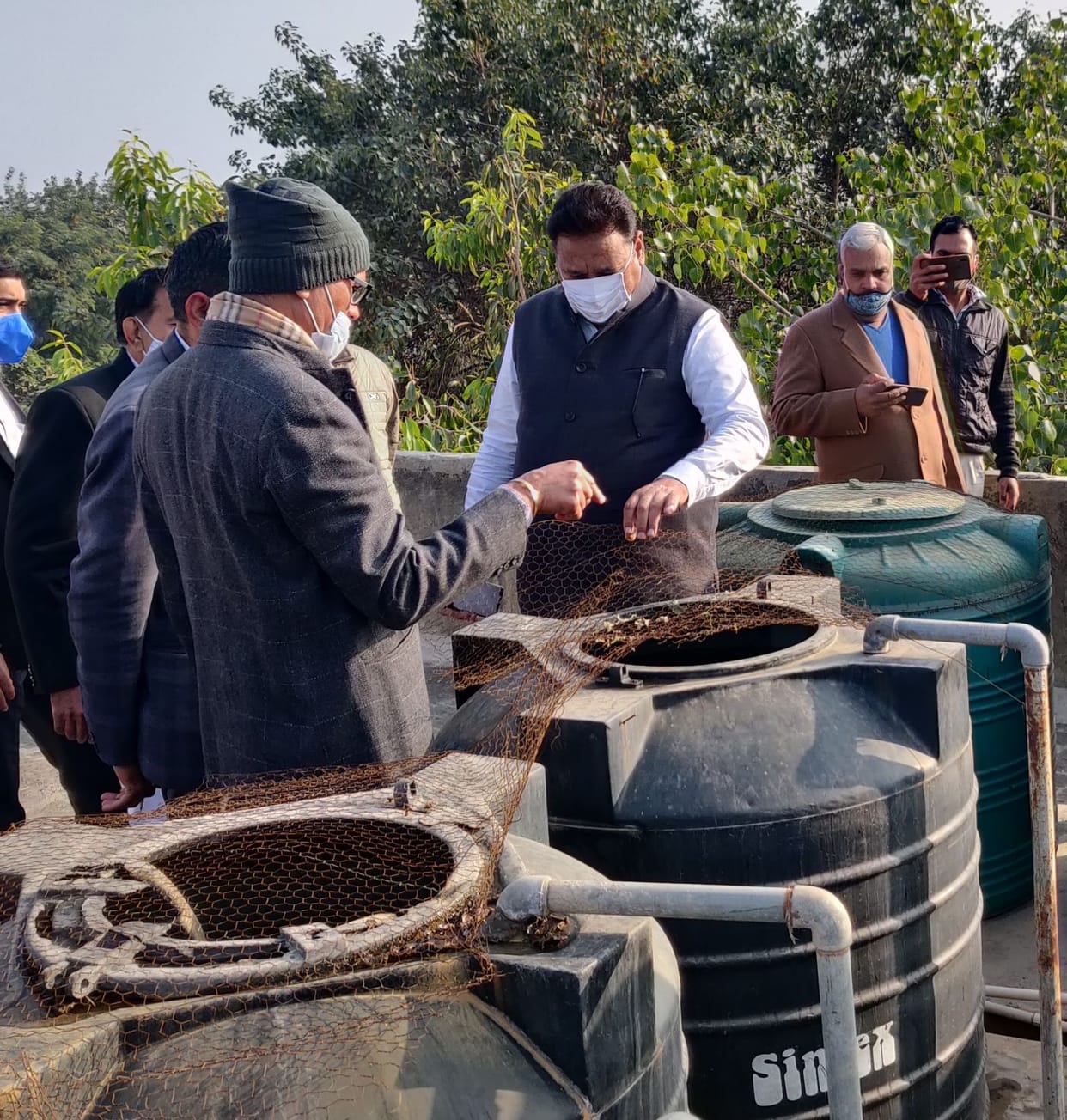 The tanks kept on the roof of the mini secretariat have not been cleaned for a long time, the lid also disappeared