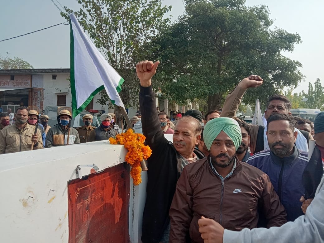 Farmers inked ink on foundation stones before MP Nayab Singh Saini arrived