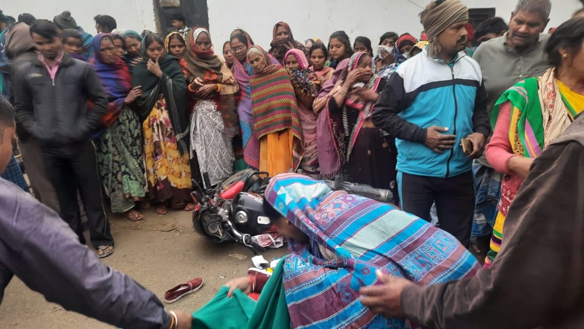 mother and child died hit by truck father alive Angry villagers jammed road stone pelting on police in varanasi