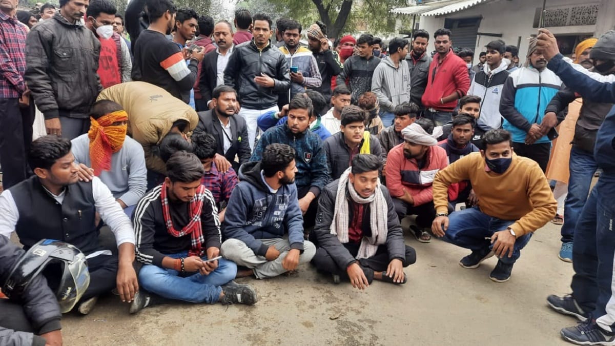 mother and child died hit by truck father alive Angry villagers jammed road stone pelting on police in varanasi