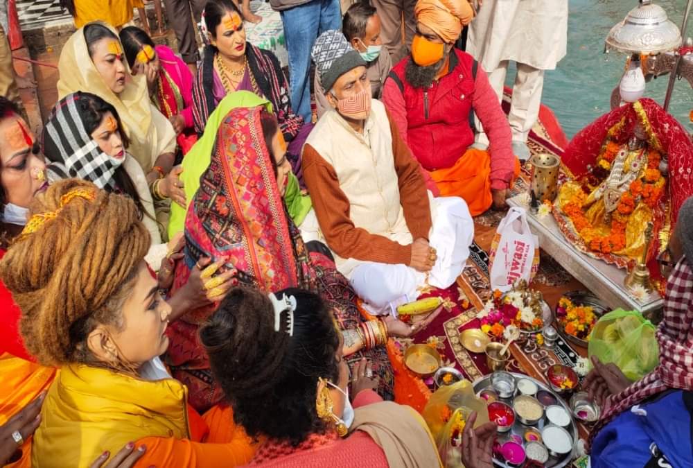 Haridwar Latest News: kinnar akhara mahamandaleshwar laxmi narayan tripathi Doing ganga puja in harki pauri