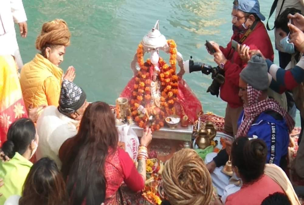 Haridwar Latest News: kinnar akhara mahamandaleshwar laxmi narayan tripathi Doing ganga puja in harki pauri