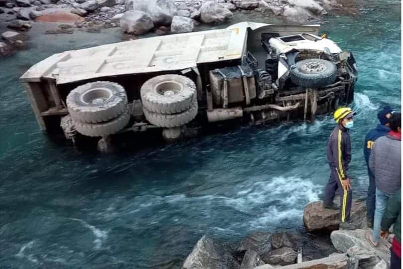 Highway Road Accident News: truck fell into alaknanda river, two missing, ground zero photos
