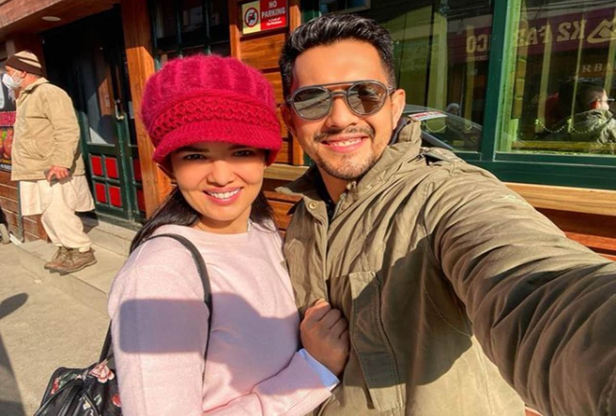 Aditya Narayan has shared new pictures from his mini honeymoon with wife Shweta Agarwal