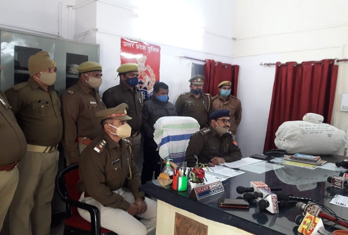Agra Grp Arrests Smuggler Of Hemp At Station