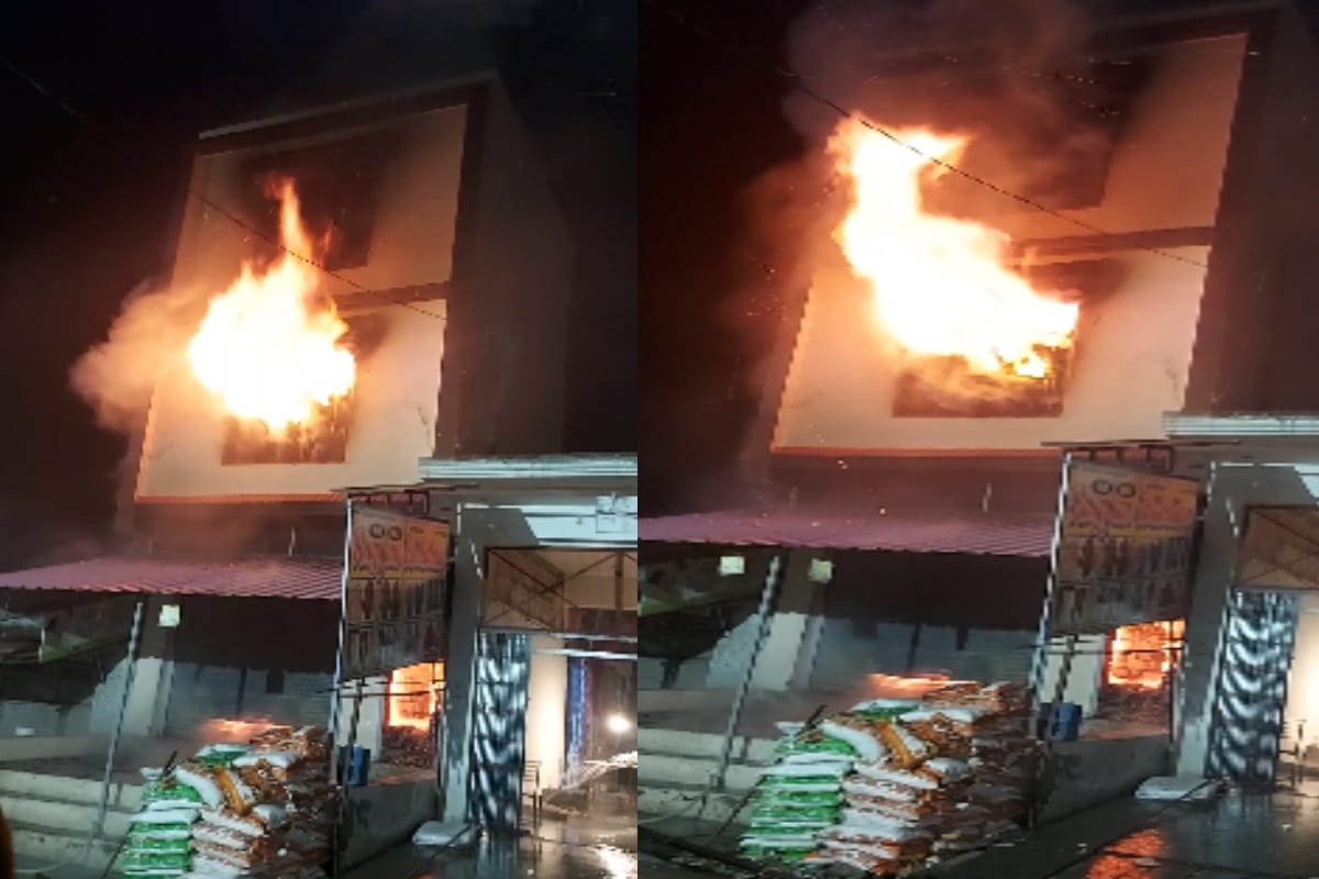 huge fire in confectionery in Bijnor, three fire brigade vehicle control the fire after several hours