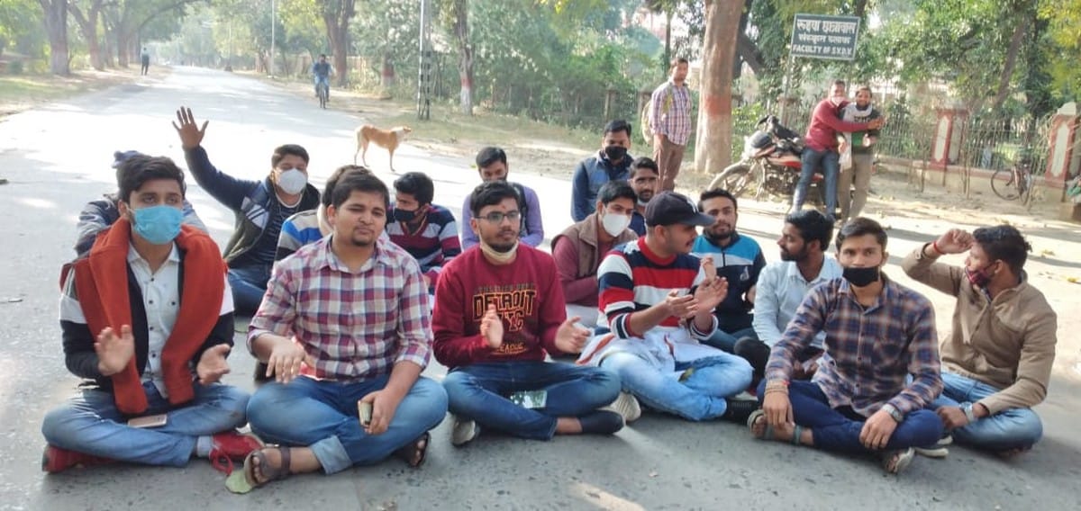 BHU students sit again on strike for demand for open hostel in campus varanasi