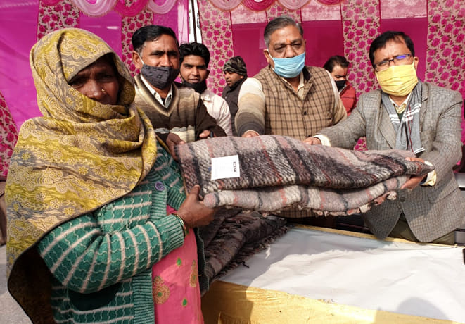 SDM distributed blankets to destitute people by organizing camps