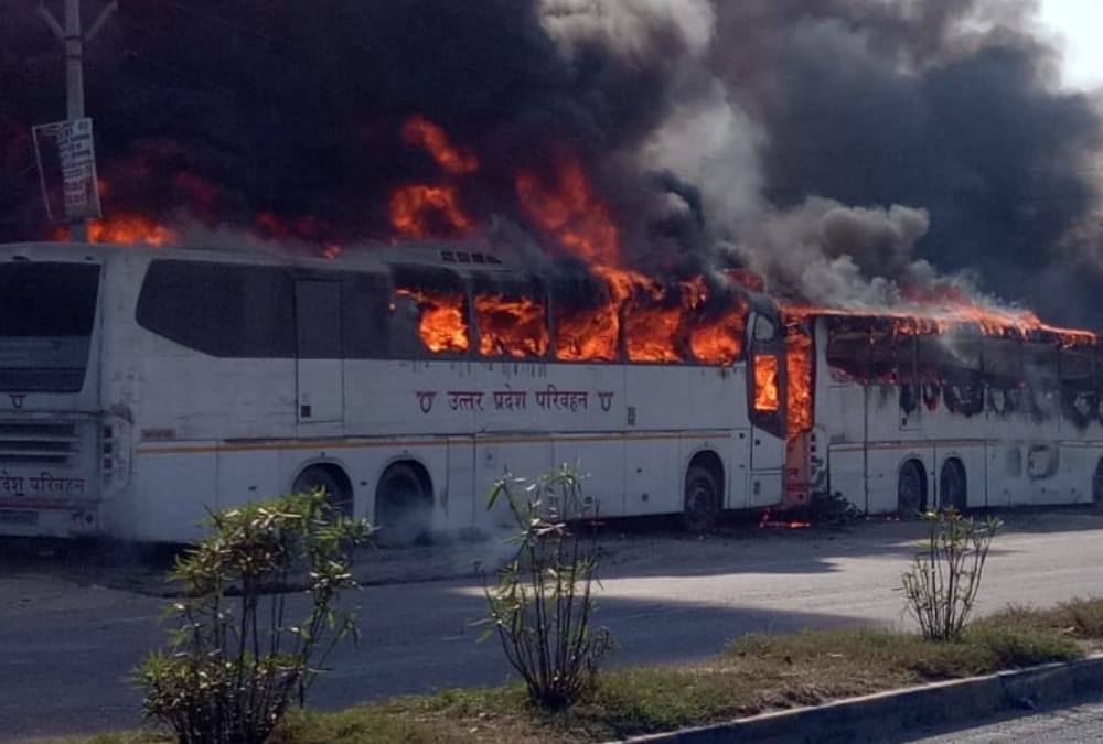luxury buses catches fire in Lucknow.