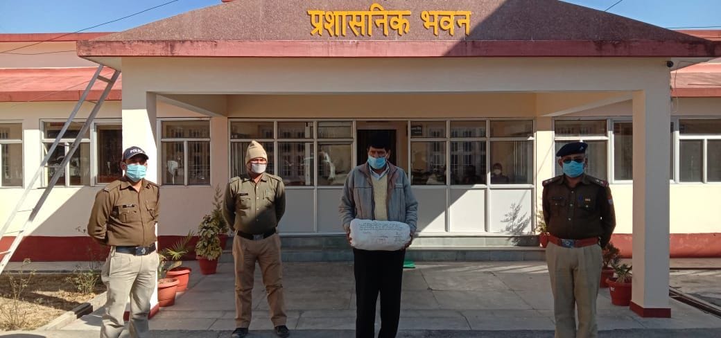 An accused with five kilos of 710 grams of charas was nabbed