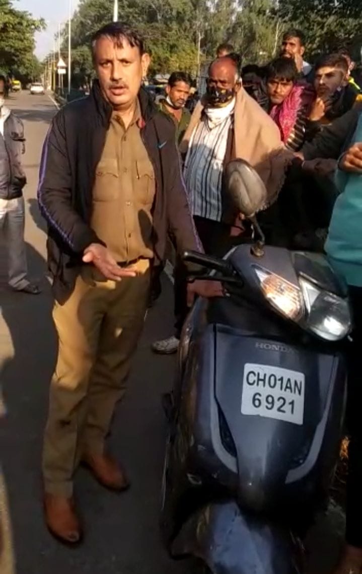 Activa was running from drunken ASI wrong side, people caught, video viral