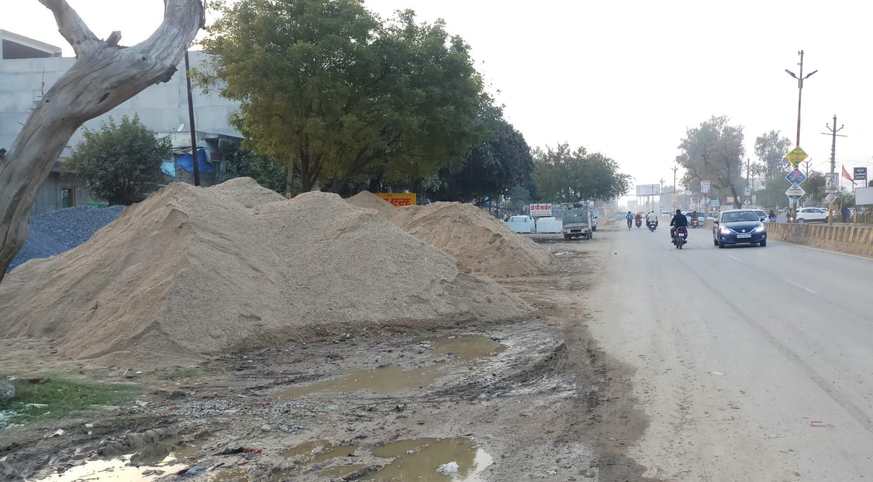 Ballast is illegally decorated along the road, sand shops