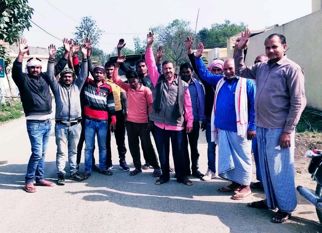 The villagers demonstrated in front of the mother-child center