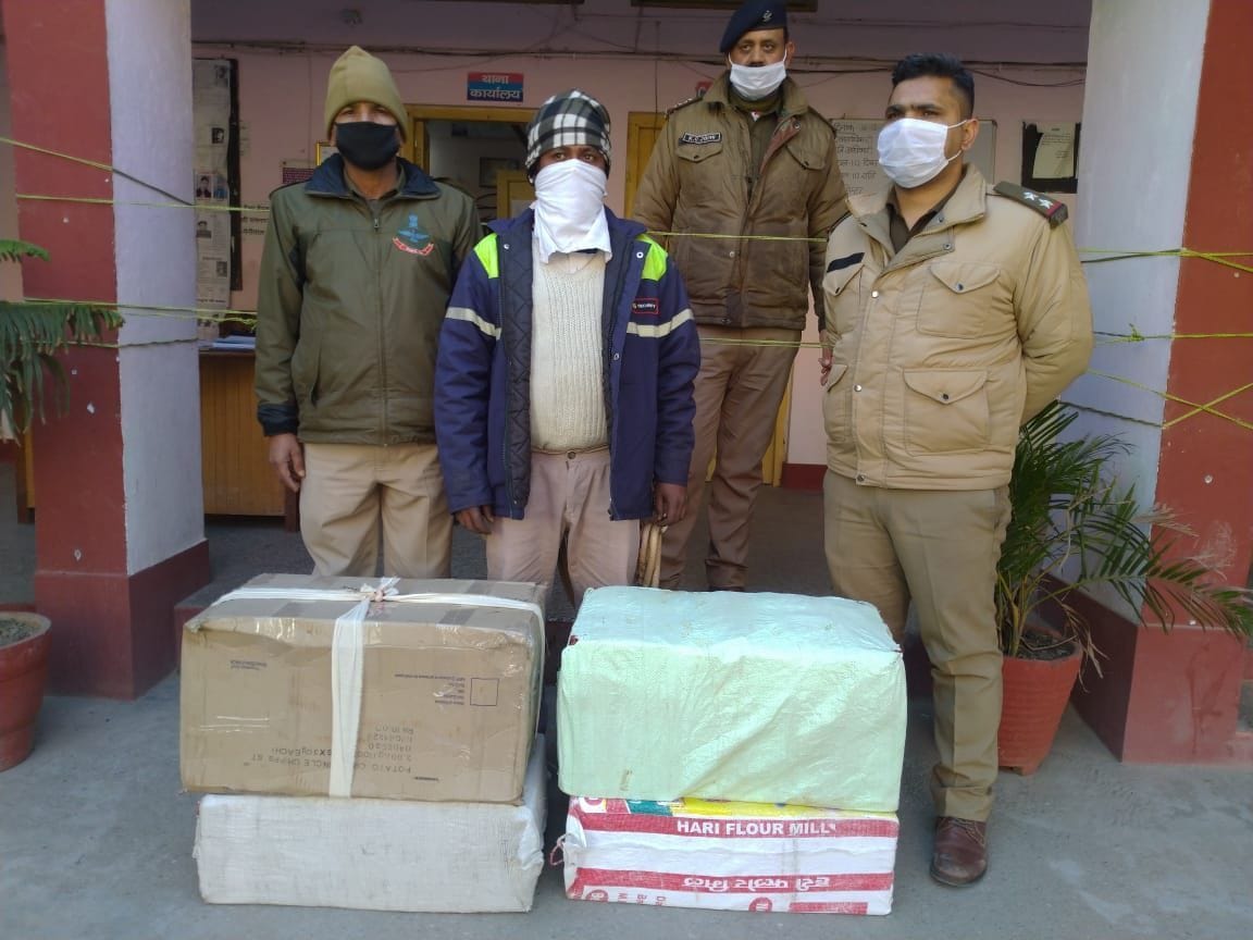 Ten cases of liquor seized from Bolero contracted with roadways, accused were being brought from Kashipur to sell Haldwani