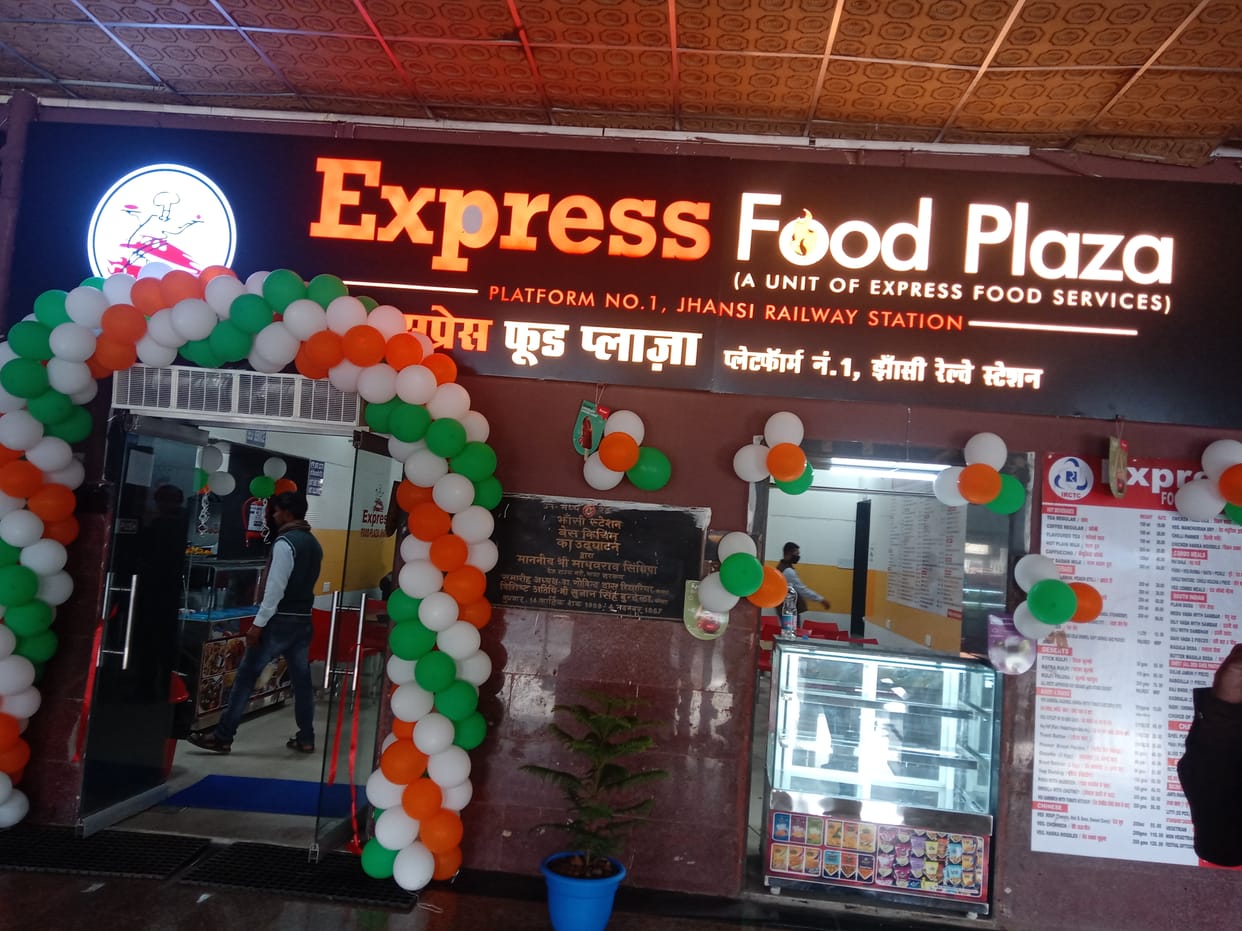 Food plaza start in station