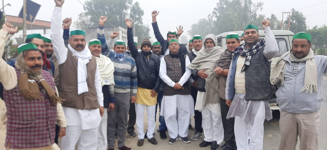 Ignoring the appeal of officers, farmers traveled to Delhi