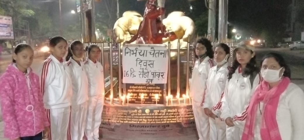 nirbhaya ko aatbhi barshi pr cendal  jalakar di srdhanjali