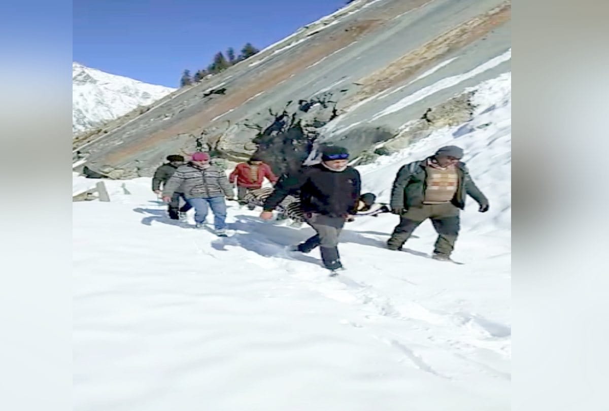 Elderly patient taken to the highway after lifting 15 km on stretcher in snow