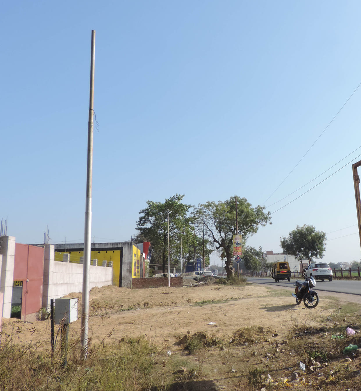 Municipality forgot to put lights by putting a pole