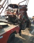 आगरा-लखनऊ एक्सप्रेस वे पर दुर्घटनाग्रस्त डीसीएम को उठाती क्रेन। संवाद