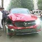मर्सिडीज कार ने स्कूटी को मारी टक्कर