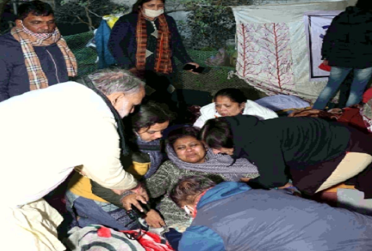 delhi: Health of three women councilors deteriorates outside Chief Minister residence, hospitalized