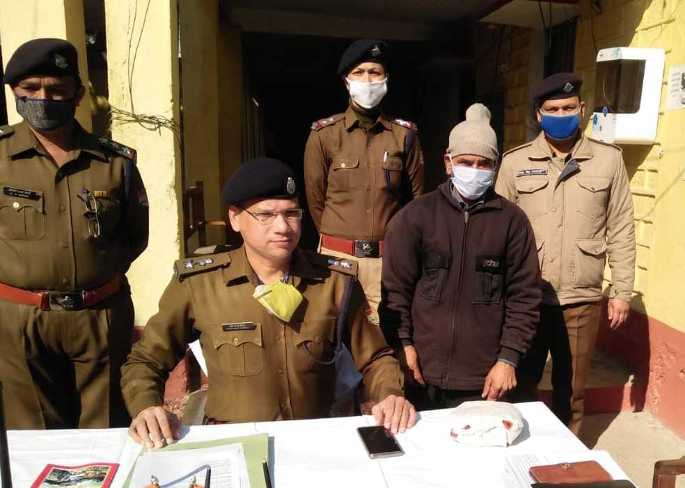 Girl complains about weed smuggling, smuggler arrested by laying net