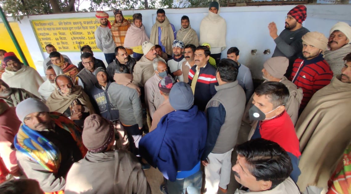 Farmers' uproar in Malkpur sugar mill, mill officers surrounded
