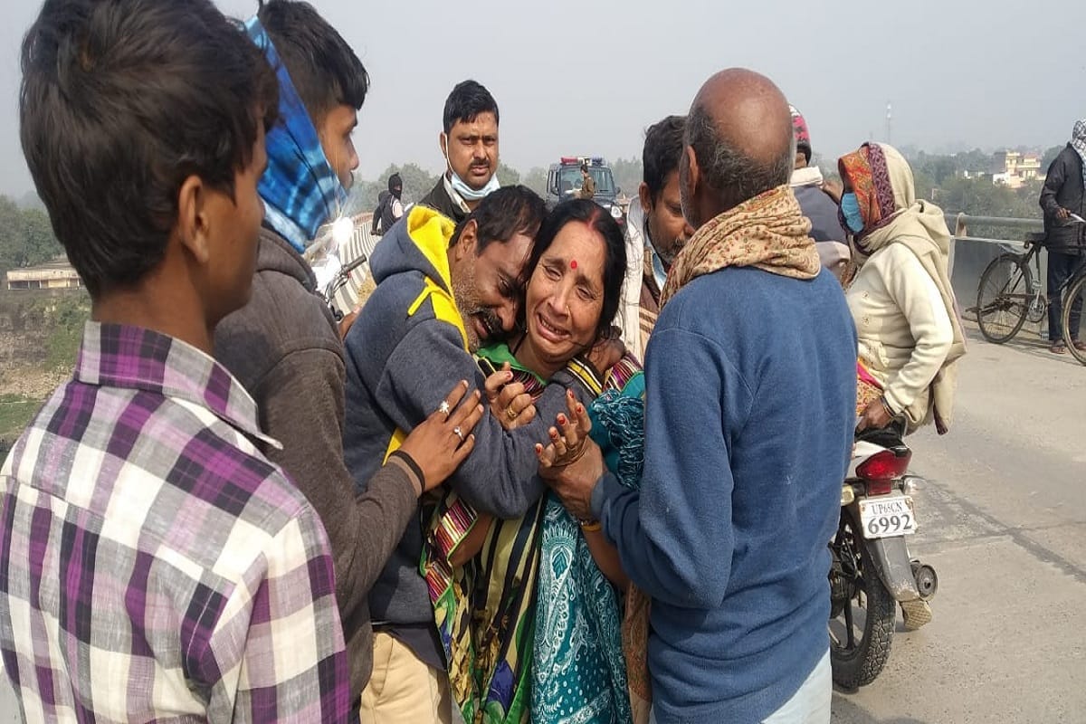 Angry young man jumps in Ganga in Ghazipur 