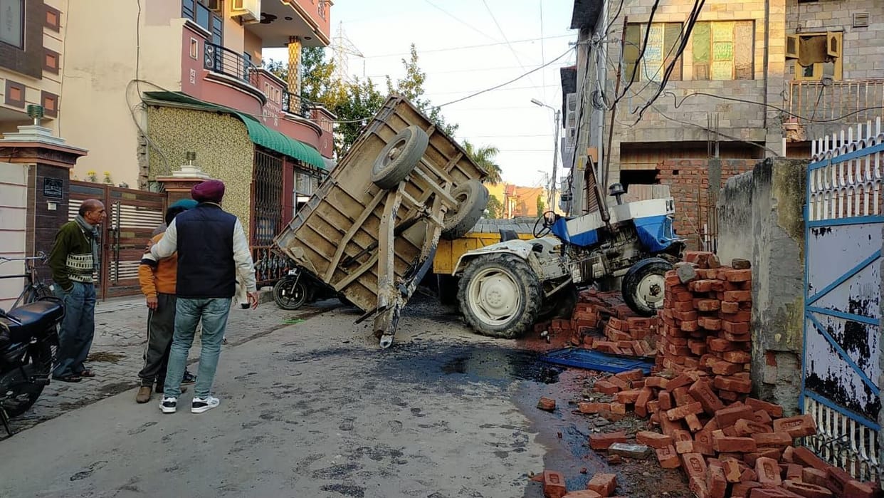 Two tractors collided due to brake failure, big accident averted