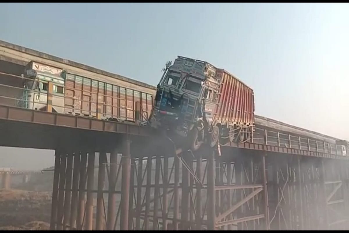 Sand laden truck saved from overturning in Karmnasha river by steel bridge at Chandauli