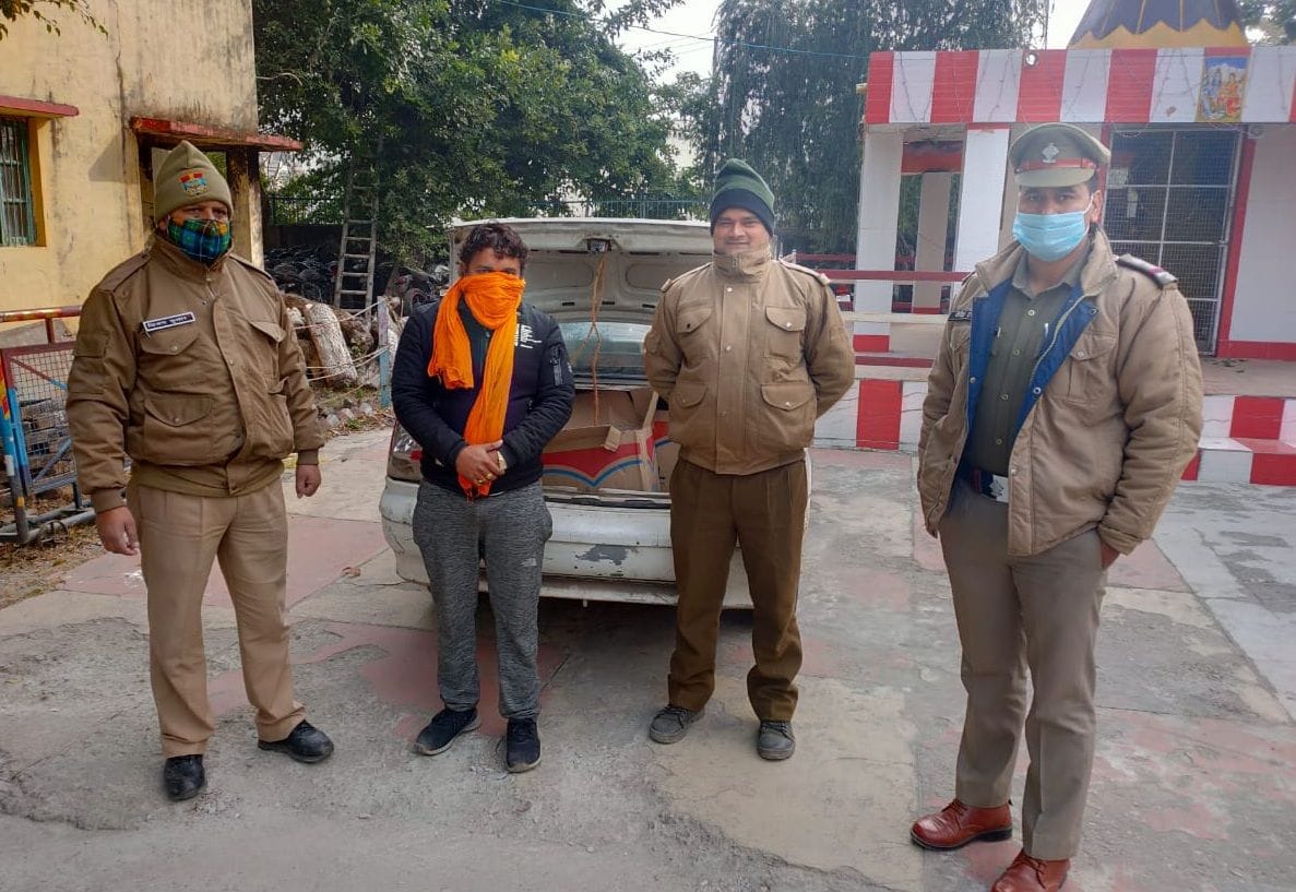 Head husband arrested with Nepal made cigarette of four lakhs