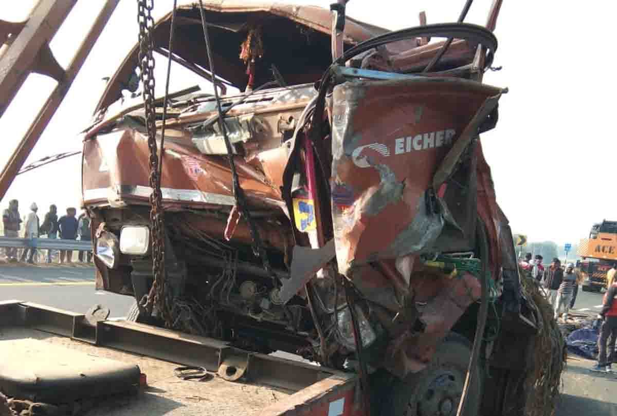 DCM overturns on the Agra-Lucknow Expressway, a tragic road accident, businessman dies, five injured